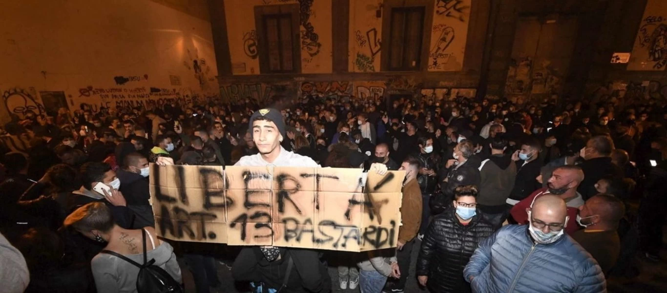 Νάπολη: Διαμαρτυρία κατά των νέων περιοριστικών μέτρων από τους πολίτες